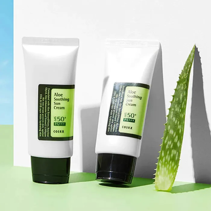 کرم ضد آفتاب تسکیندهنده و آبرسان آلوئهورا کوزارکس SPF 50+ PA+++ حجم ۵۰ میلیلیتر