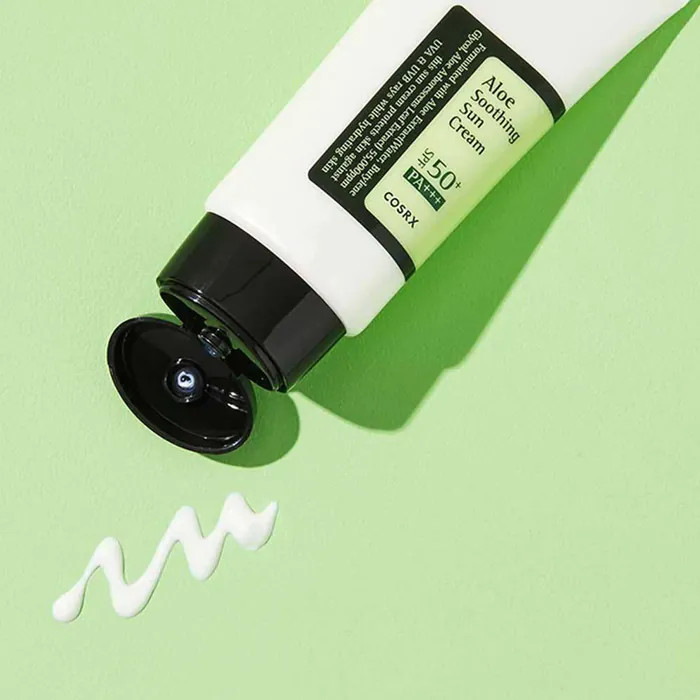 کرم ضد آفتاب تسکیندهنده و آبرسان آلوئهورا کوزارکس SPF 50+ PA+++ حجم ۵۰ میلیلیتر